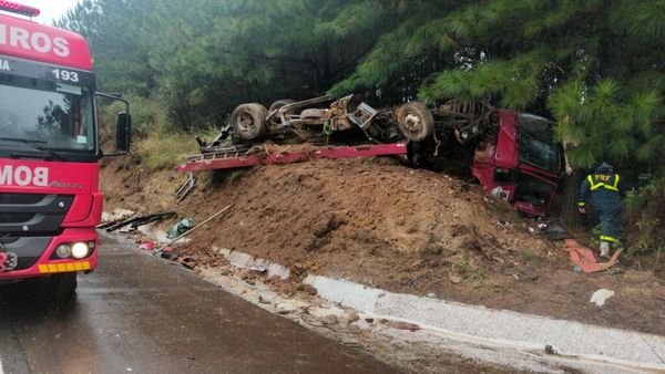  Acidente entre dois caminhões deixa três pessoas feridas