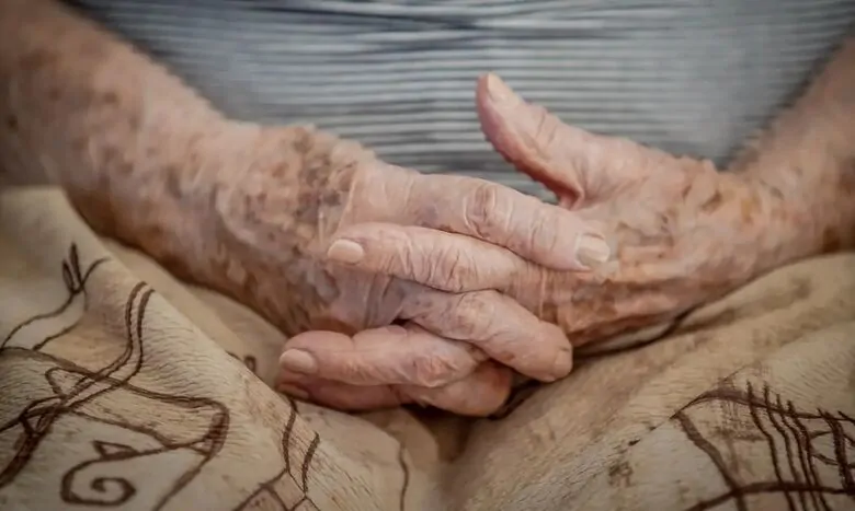  Idoso de 75 anos é condenado a mais de 20 anos de prisão por estuprar a própria esposa