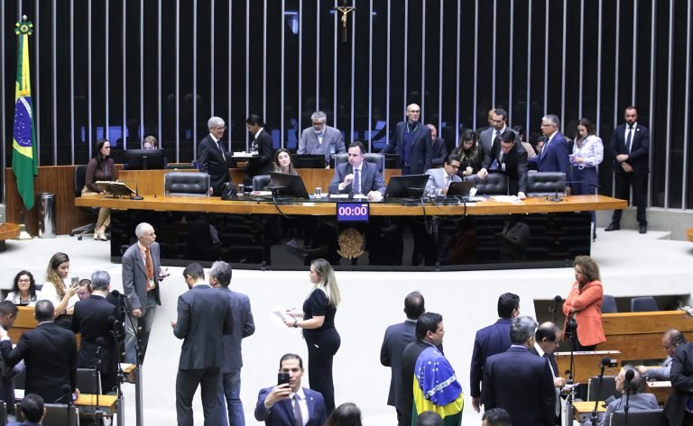  Congresso rejeita veto de Presidente Lula e proíbe ‘saidinhas’ de presos do regime semiaberto para visitar suas famílias