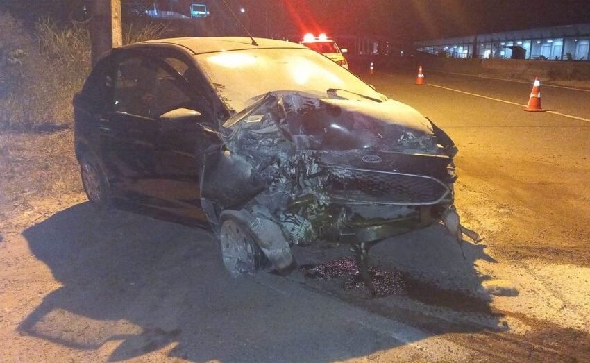  Passageiro morre após carro bater em poste em SC