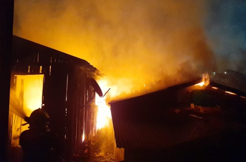  Corpo de bombeiros é acionado após duas residências serem consumidas pelo fogo em São Lourenço do Oeste