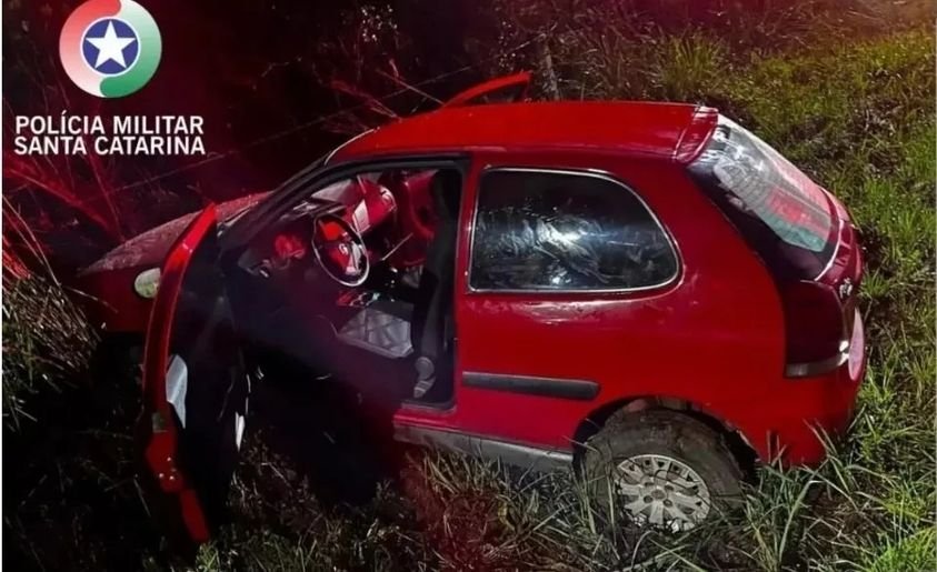  Motorista embriagado é encontrado dormindo, com garrafa de bebida alcoólica na mão, após colidir seu carro