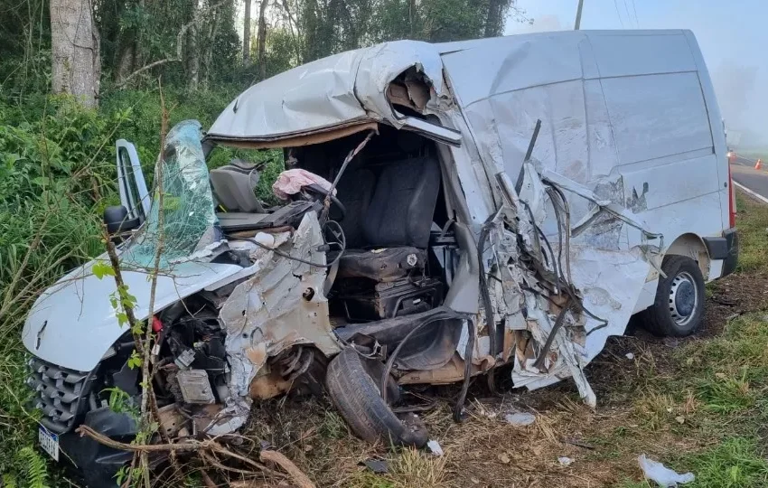  Grave acidente entre van e caminhão deixa feridos