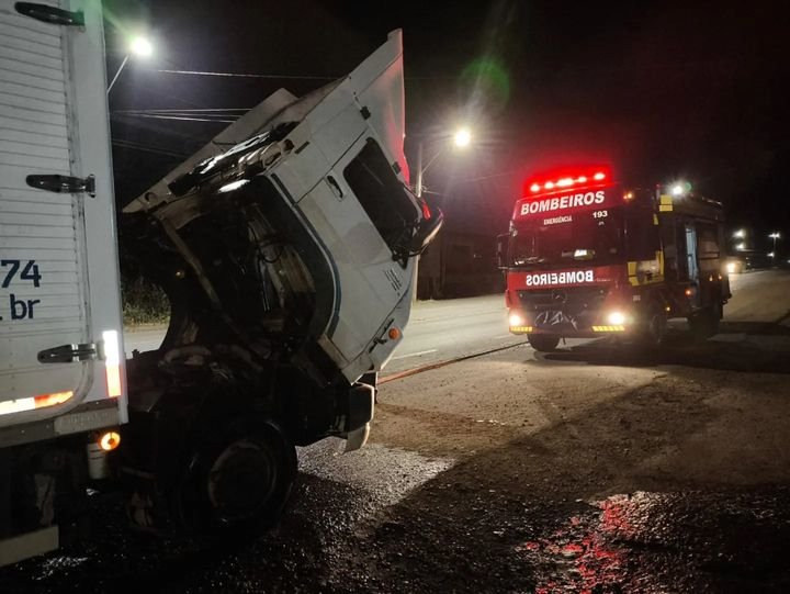  Princípio de incêndio em caminhão no contorno Viário Armindo Ecker