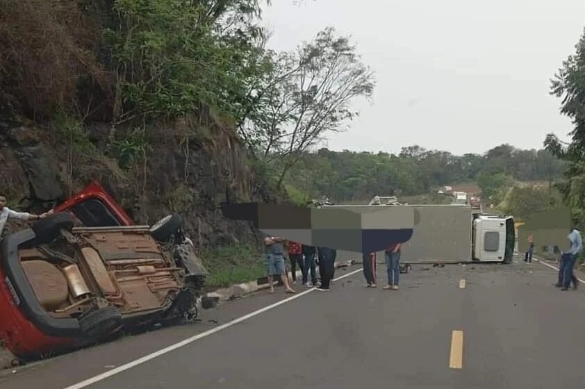  Acidente de trânsito envolvendo dois caminhões e um veículo na SC-157