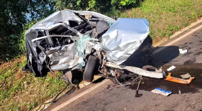  Policial militar perde a vida em acidente entre dois carros e caminhão