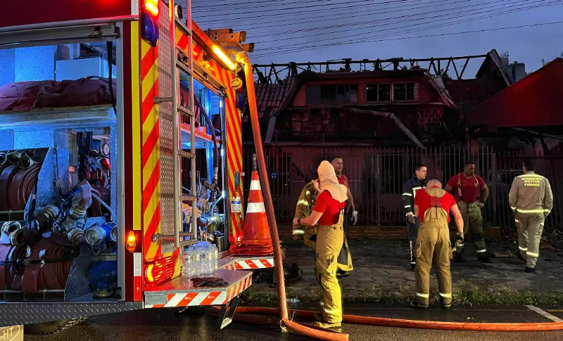  Incêndio consome sobrado e dois carros de família