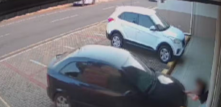  Mulher fica gravemente ferida após carro ligar sozinho e á atropelar