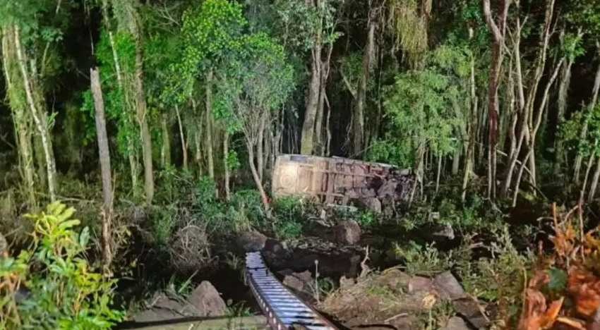  Van de banda cai 10 metros em ribanceira: “Pensei que seria o fim”