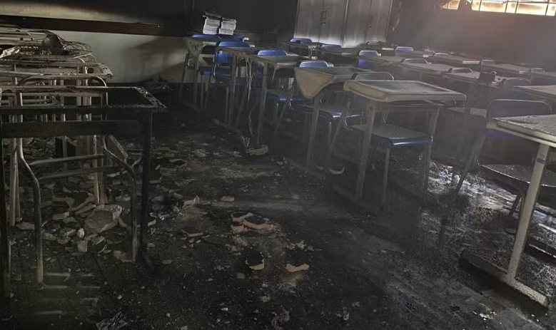  Incêndio destrói sala de aula em escola municipal