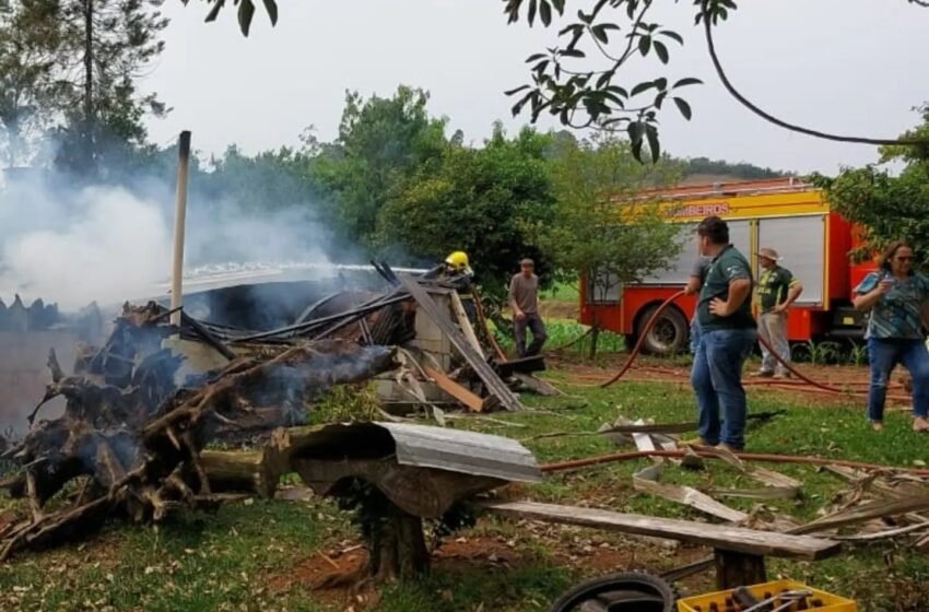  Residência é consumida pelo fogo no interior de Formosa do Sul – SC