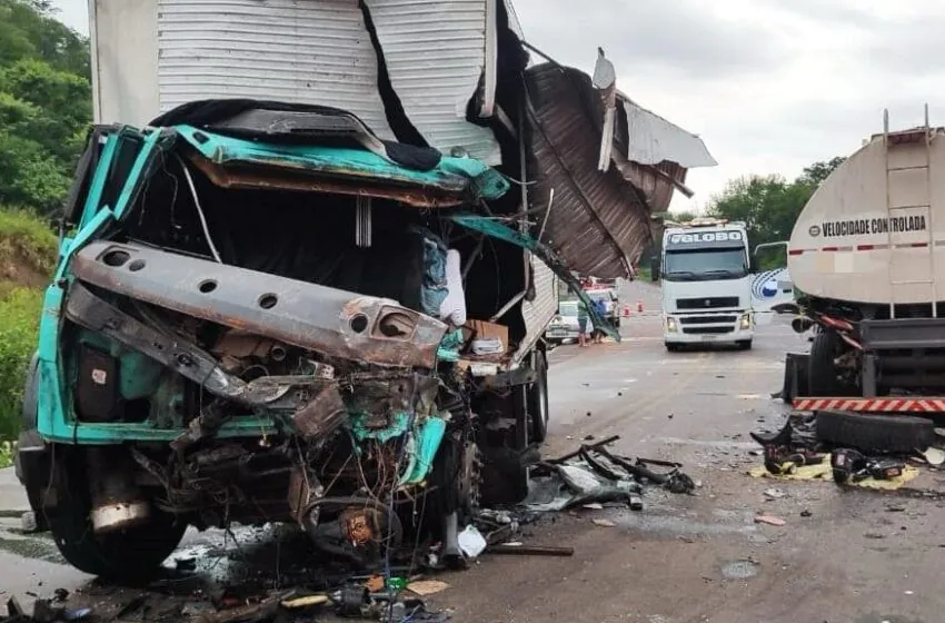  Motorista fica gravemente ferido após colisão entre dois caminhões na BR 163