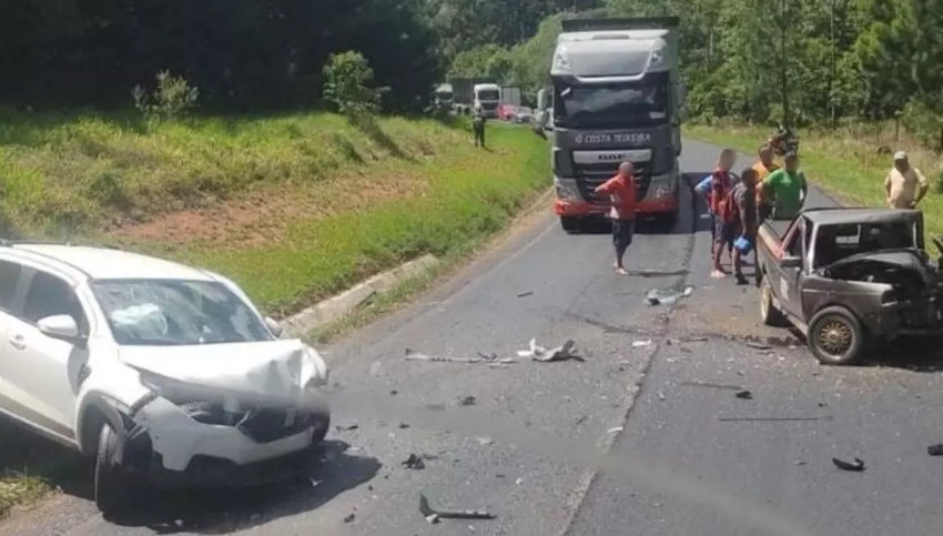  Motorista morre após ser ejetado de camioneta em acidente na PR-160