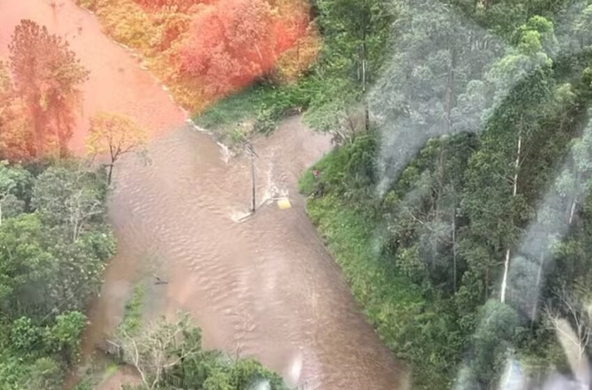  Rio invade rua e arrasta carro com 3 pessoas dentro em Santa Catarina