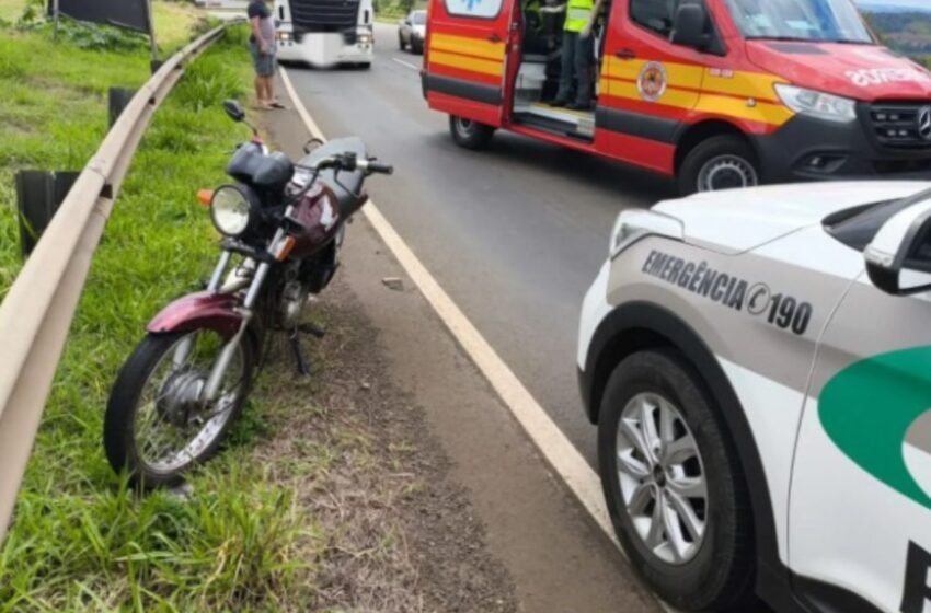  Mulher fica ferida após colisão entre moto e caminhão na zona rural de São Lourenço do Oeste