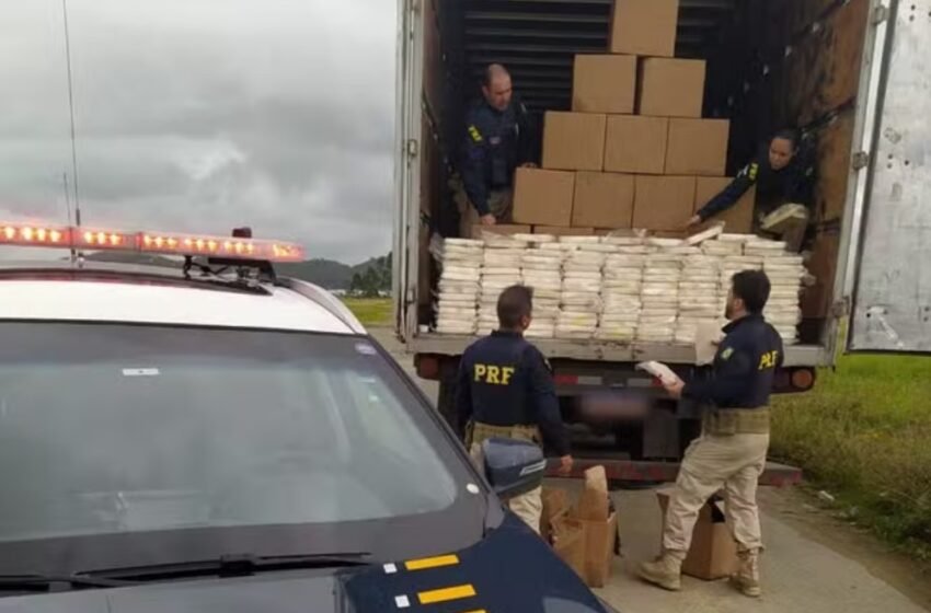  Motorista de caminhão é preso após ser flagrado transportando 1,36 tonelada de cocaína em Santa Catarina