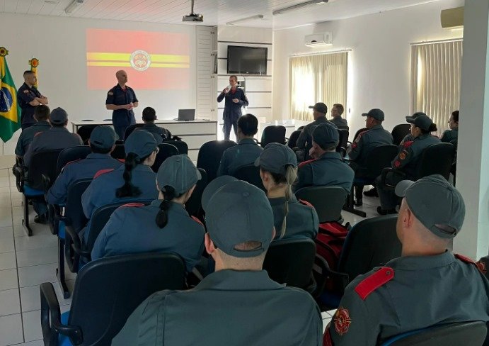  Bombeiros comunitários participam de treinamento para atendimento de emergências