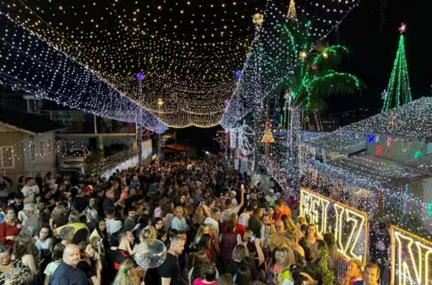  Família decora casa com 880 mil lâmpadas para o Natal em Santa Catarina