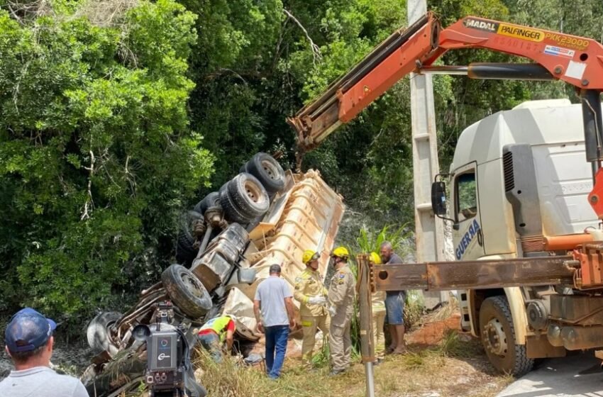  Uma pessoa morre e outra fica ferida após caminhão capotar em estrada vicinal