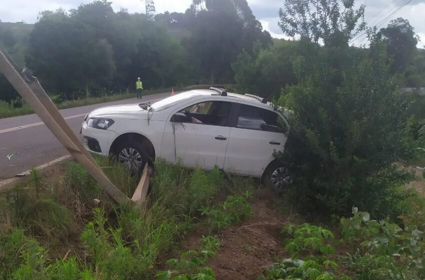  Motorista sofre ferimentos após colidir carro contra guard rail na SC-480