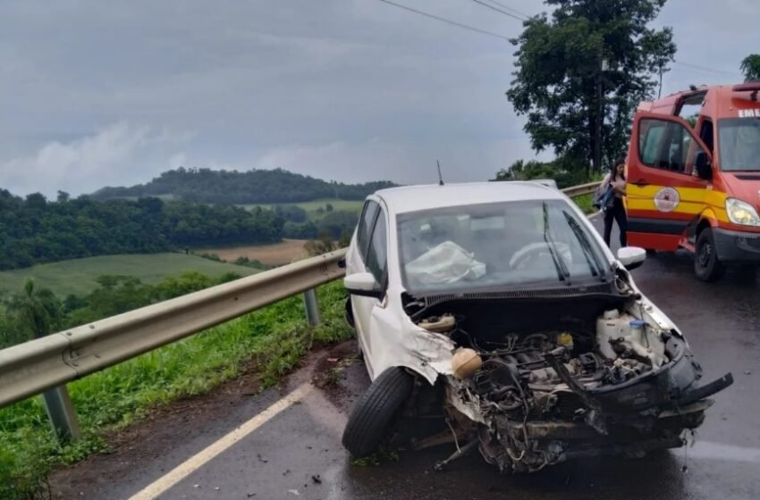  Colisão entre veículo e caminhão deixa uma pessoa ferida na SC-157