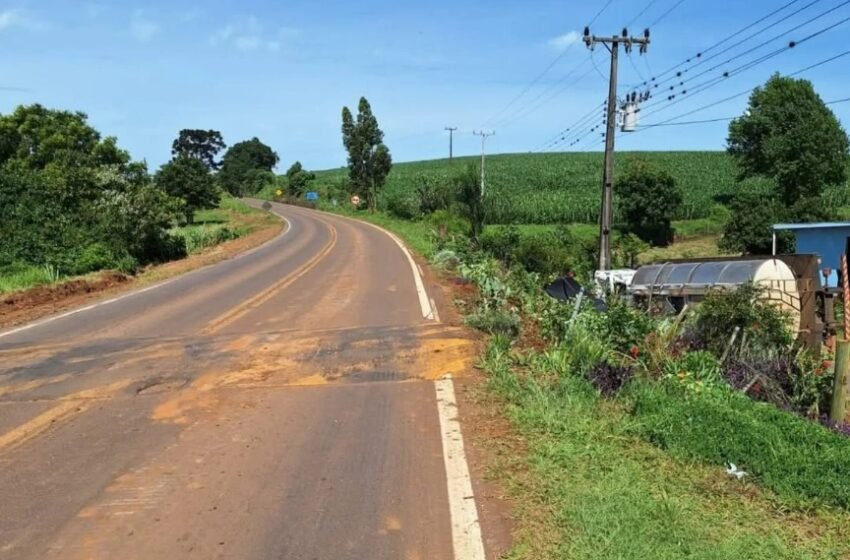  Motorista fica ferido após caminhão capotar na SC-161