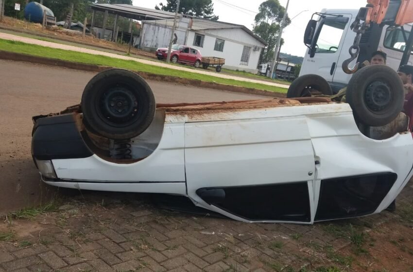  Carro estacionado capota “sozinho”; confira o vídeo