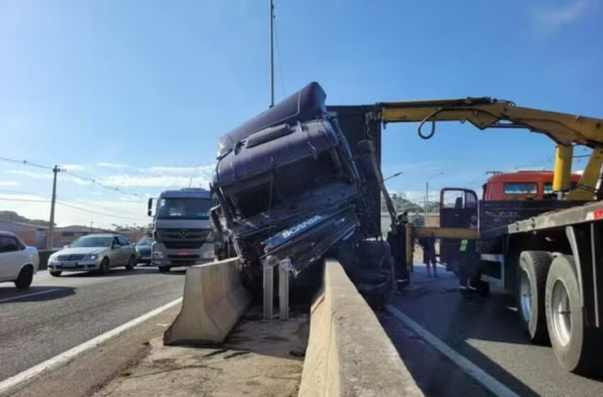  Caminhão desgovernado anda na contramão e colide contra mureta na BR-376