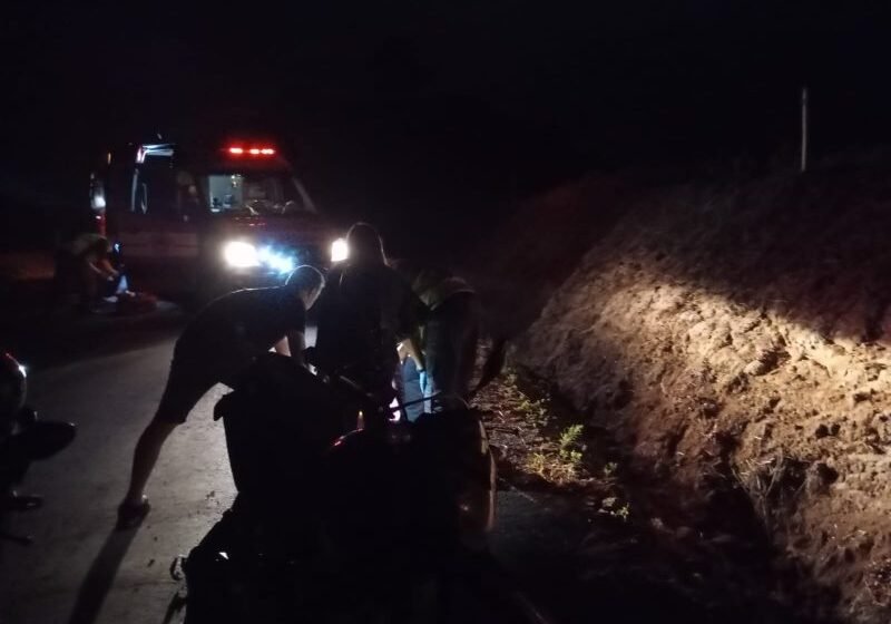  Dois jovens ficam feridos após sofrerem queda de moto ao tentar desviar de vaca em estrada rural