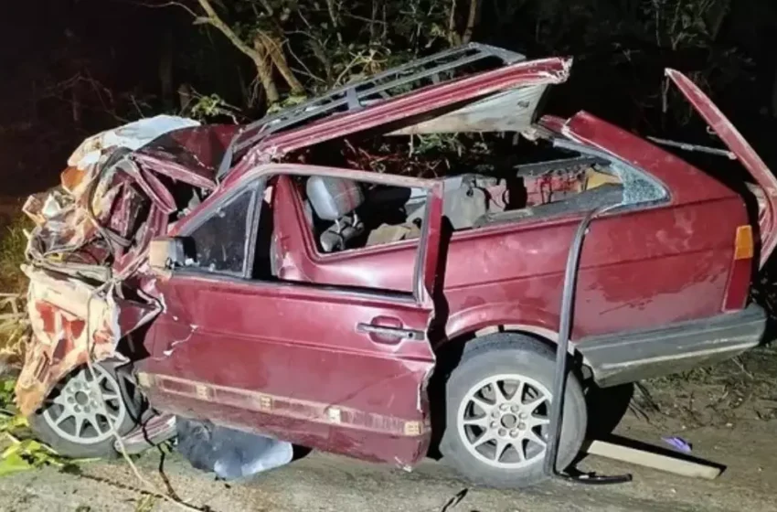  Jovem de 18 anos morre após grave colisão entre carro e caminhão