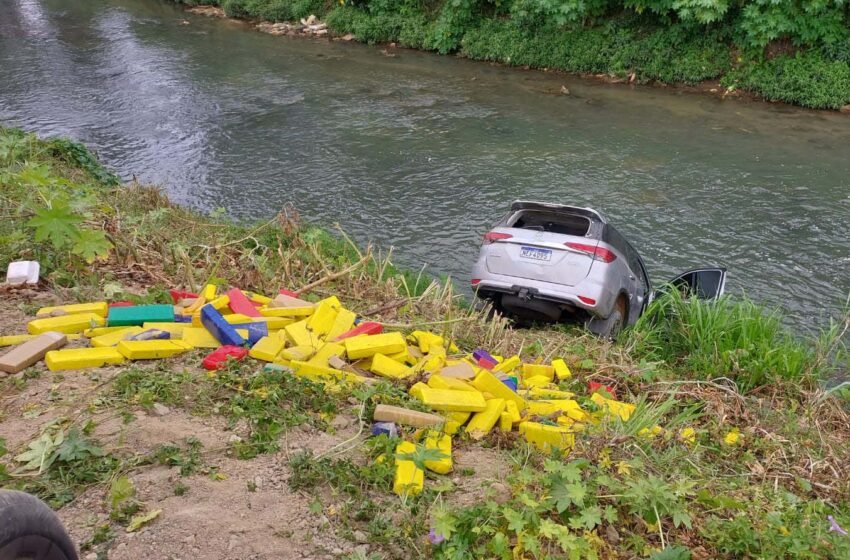  Após perseguição, Polícia Militar apreende caminhonete carregada com 800 quilos de maconha