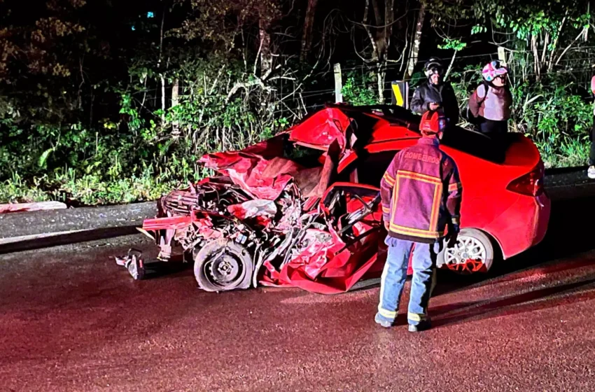  Homem e criança morrem após grave colisão entre carro e ônibus