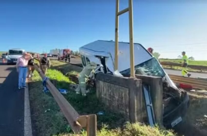  Motorista morre e sete pessoas ficam feridas após van que levava padre e missionários para Argentina bater contra mureta