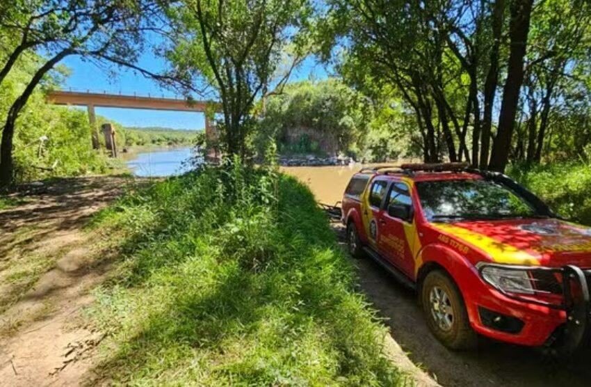  Corpo de Bombeiros encerra buscas por homem que desapareceu ao tentar atravessar rio nadando