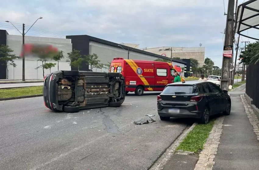  Motorista capota veículo após atingir viatura descaracterizada da Polícia Civil