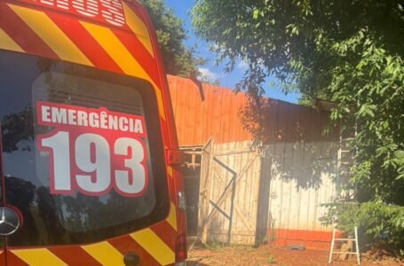 Idoso sofre suspeita de fratura nas costelas após cair de telhado de barracão