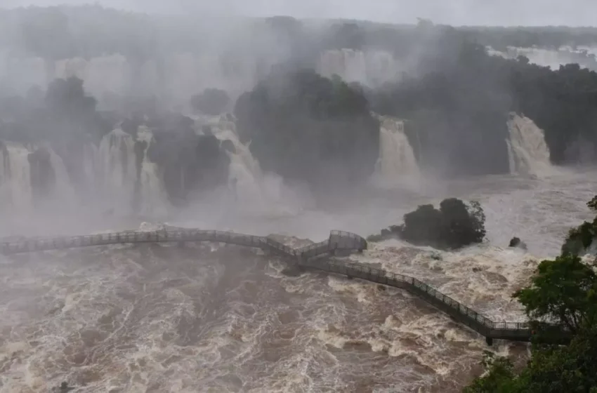  Passarela das Cataratas do Iguaçu é interditada temporariamente devido a alta vazão do rio