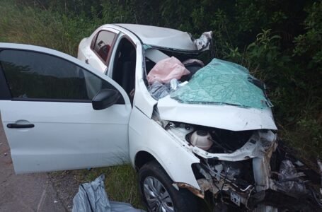 Duas pessoas morrem após grave acidente de trânsito envolvendo quatro veículos na BR-282