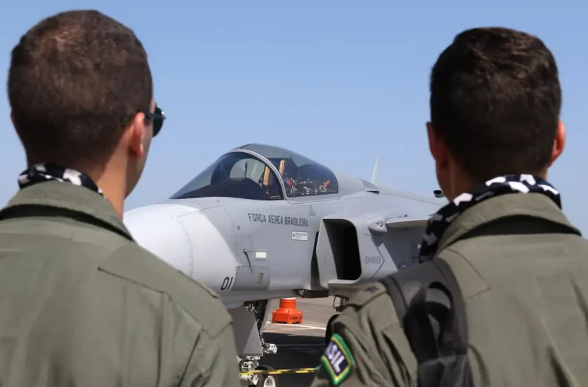  Caça adquirido pelo Brasil supera F-15 dos EUA em combate simulado