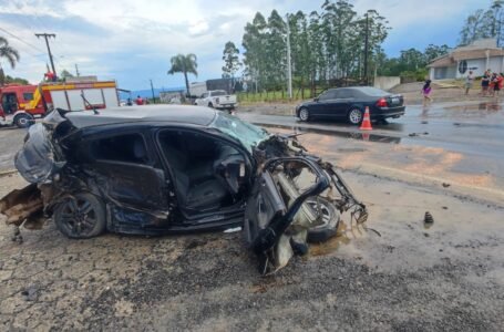 Colisão frontal entre carro e caminhão deixa jovem de 22 anos morto na SC-447